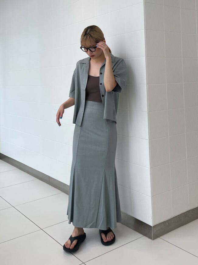 ブルー系のシャツ/ブラウス、ブルー系のスカートを着用したレディースの夏コーディネートの2枚目の写真