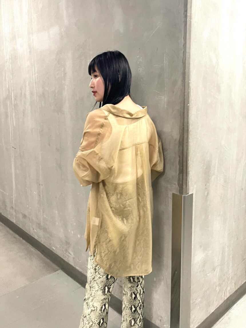 ブラウン系のシャツ/ブラウス、ブラック系のサンダル、その他のスラックスを着用したレディースの春コーディネートの4枚目の写真