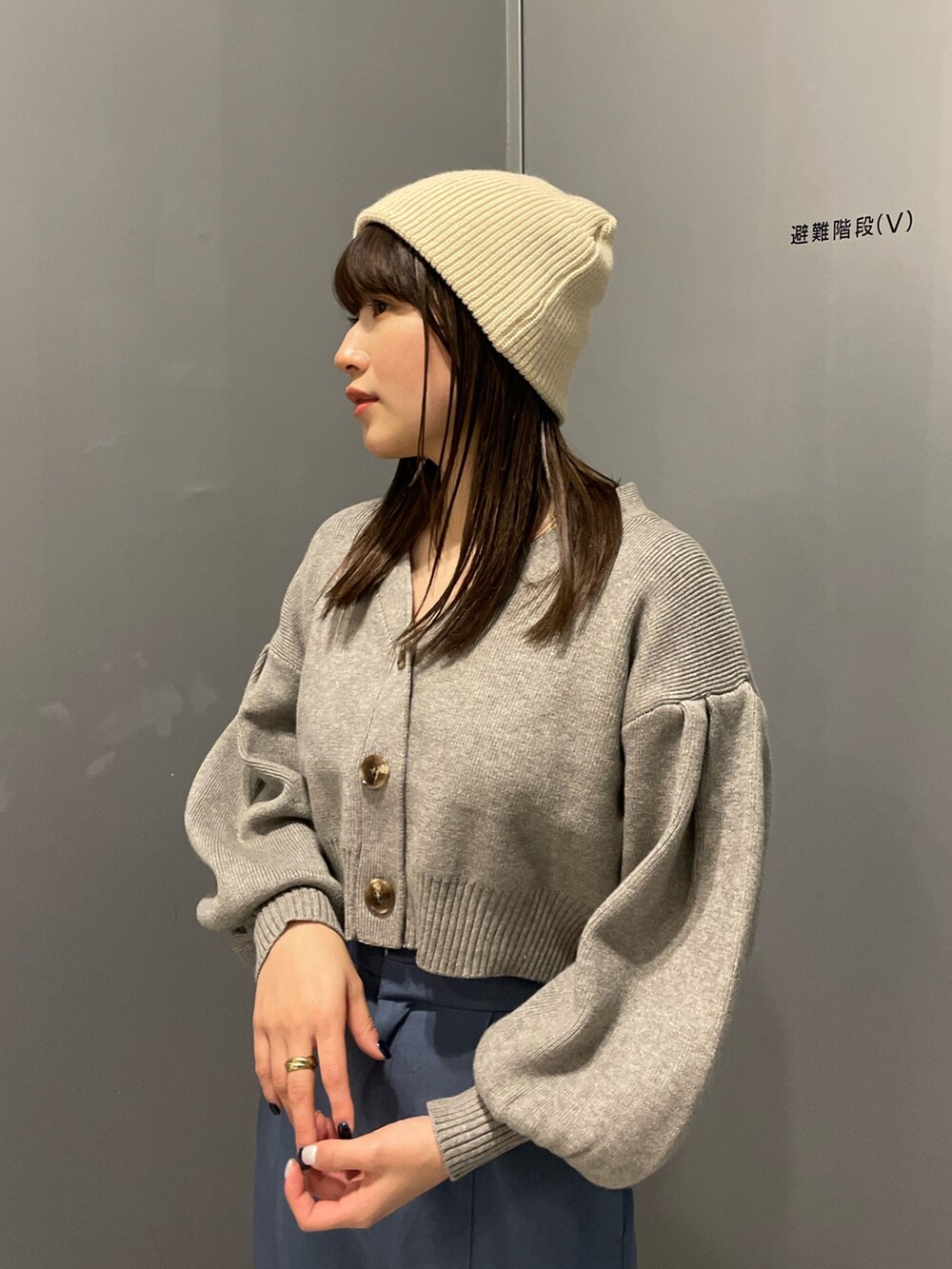 グレー系のカーディガン/ボレロ、ブルー系のスラックスを着用したレディースの冬コーディネートの3枚目の写真