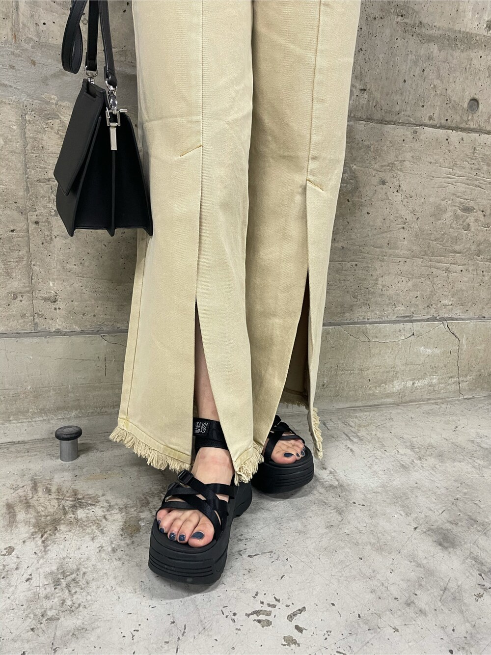 ブラック系のサンダル、ブラック系のハンドバッグ、イエロー系のその他パンツを着用したレディースの春コーディネートの7枚目の写真