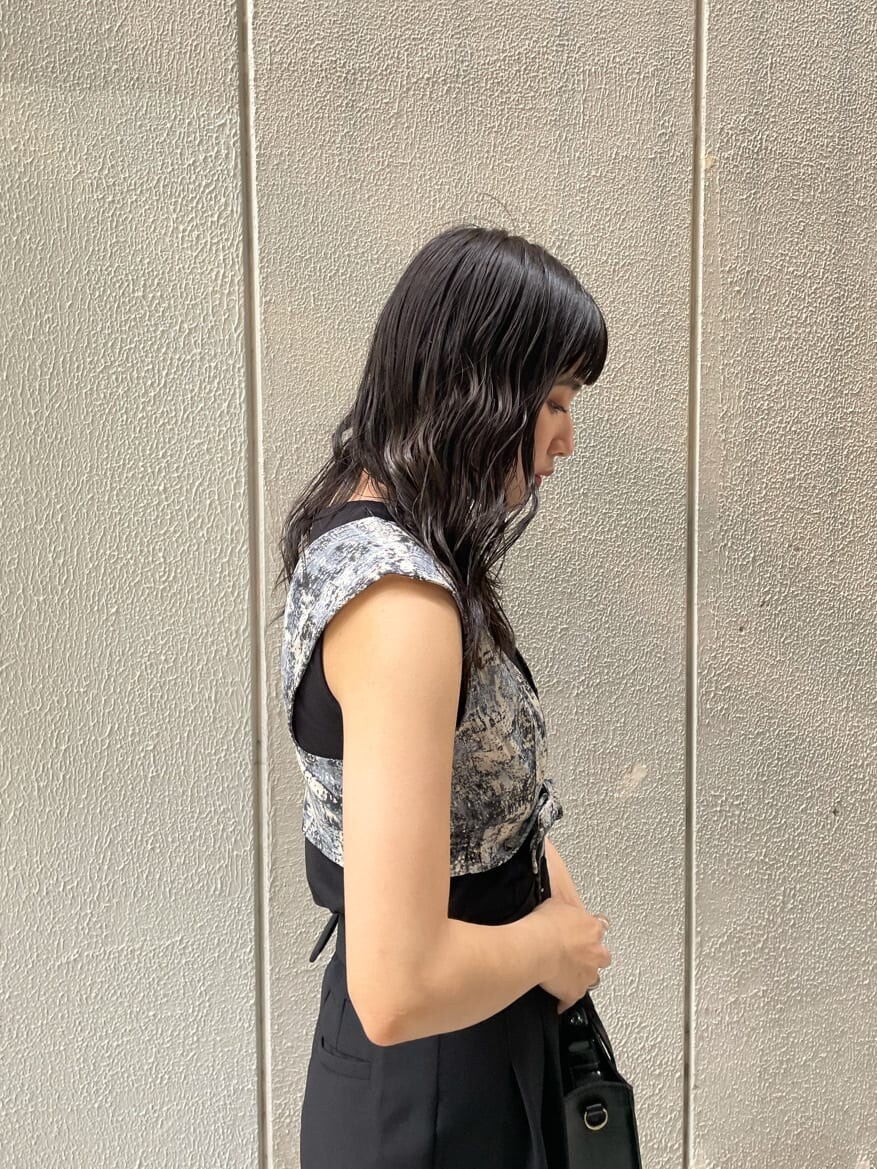 ブラック系のその他パンツ、ブラック系のサンダル、ブラック系のタンクトップを着用したレディースの夏コーディネートの5枚目の写真
