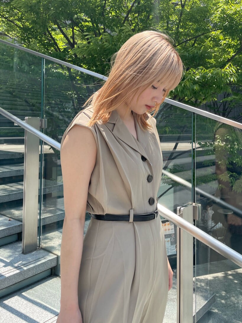 ベージュ系のつなぎ/オールインワン、ブラック系のサンダルを着用したレディースの夏コーディネートの5枚目の写真