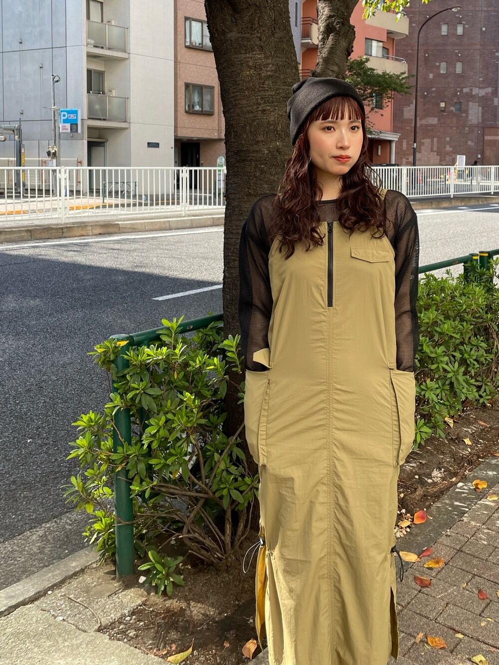 グリーン系のワンピースを着用したレディースの冬コーディネートの2枚目の写真