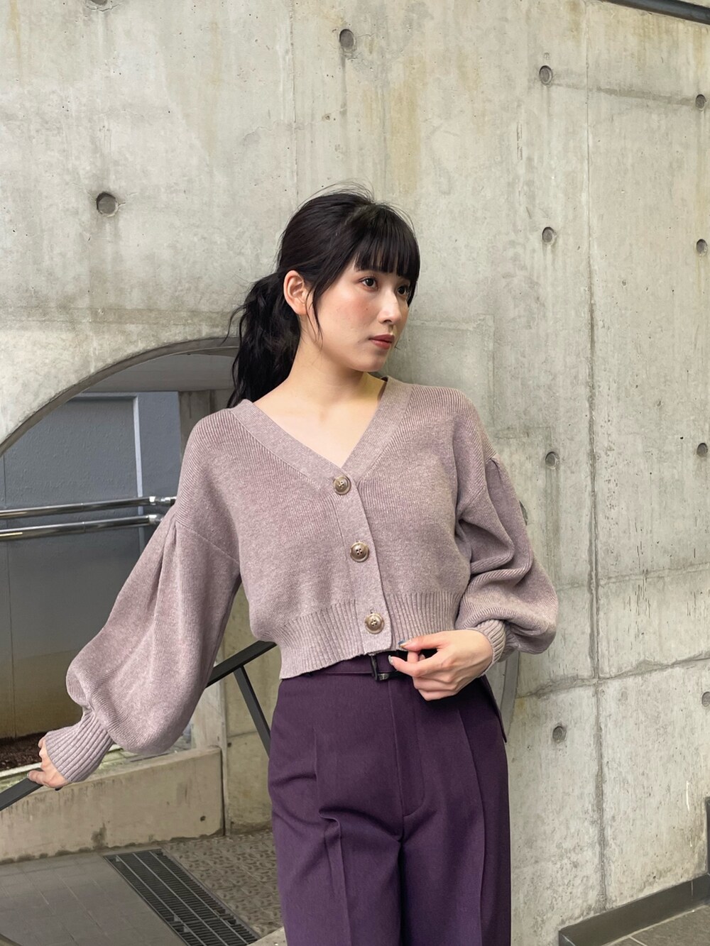 ベージュ系のカーディガン/ボレロを着用したレディースの秋コーディネートの3枚目の写真