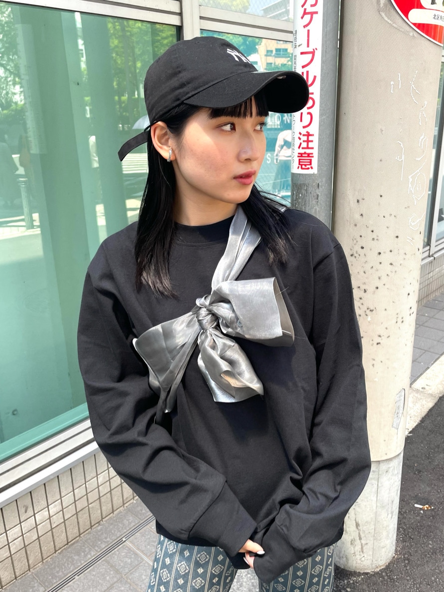 ブラック系のTシャツ/カットソー、グレー系のシャツ/ブラウス、ブルー系のその他パンツを着用したレディースの春コーディネートの4枚目の写真