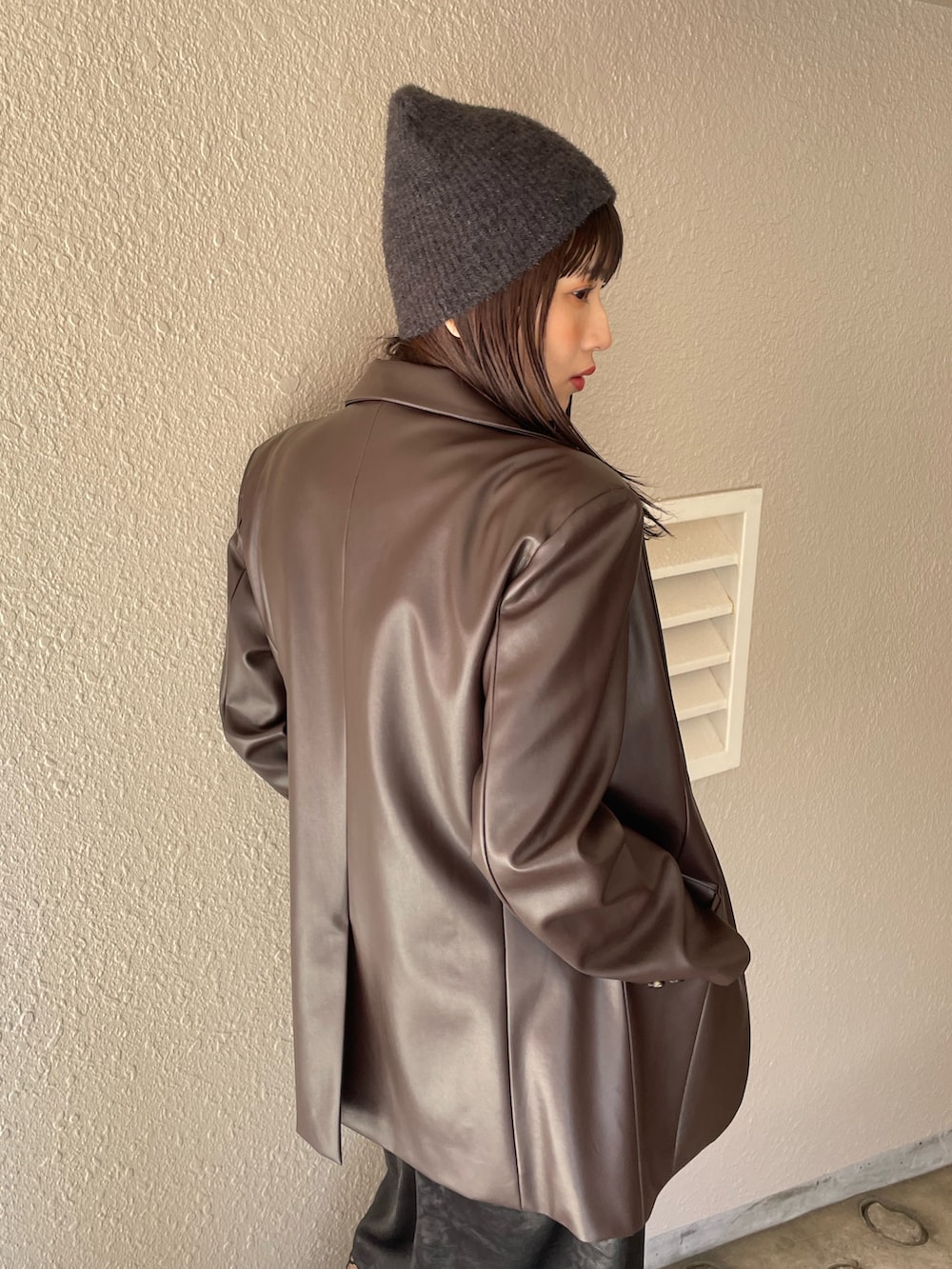 ブラック系のワンピース、ブラウン系のテーラードジャケットを着用したレディースの夏コーディネートの4枚目の写真