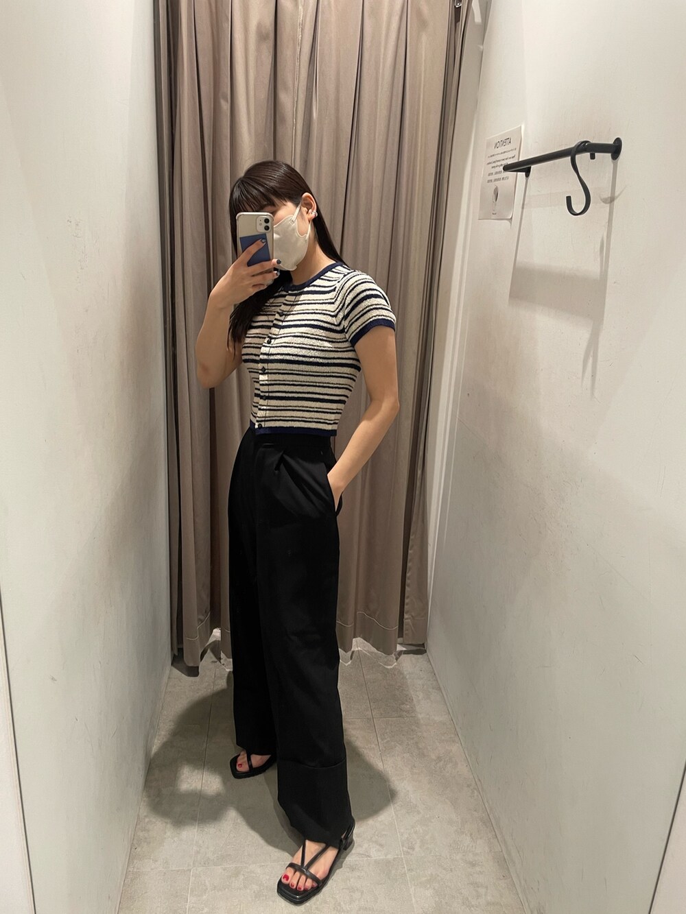 ブルー系のカーディガン/ボレロ、ブラック系のスラックス、ブラック系のサンダルを着用したレディースの春コーディネートの2枚目の写真