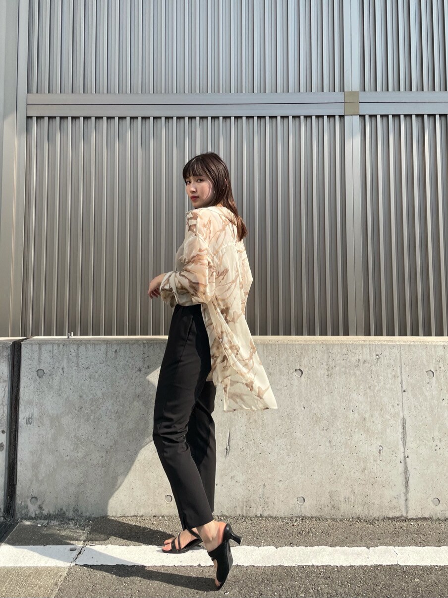 ブラック系のその他パンツ、ブラック系のサンダル、ベージュ系のニット/セーターを着用したレディースの春コーディネートの2枚目の写真