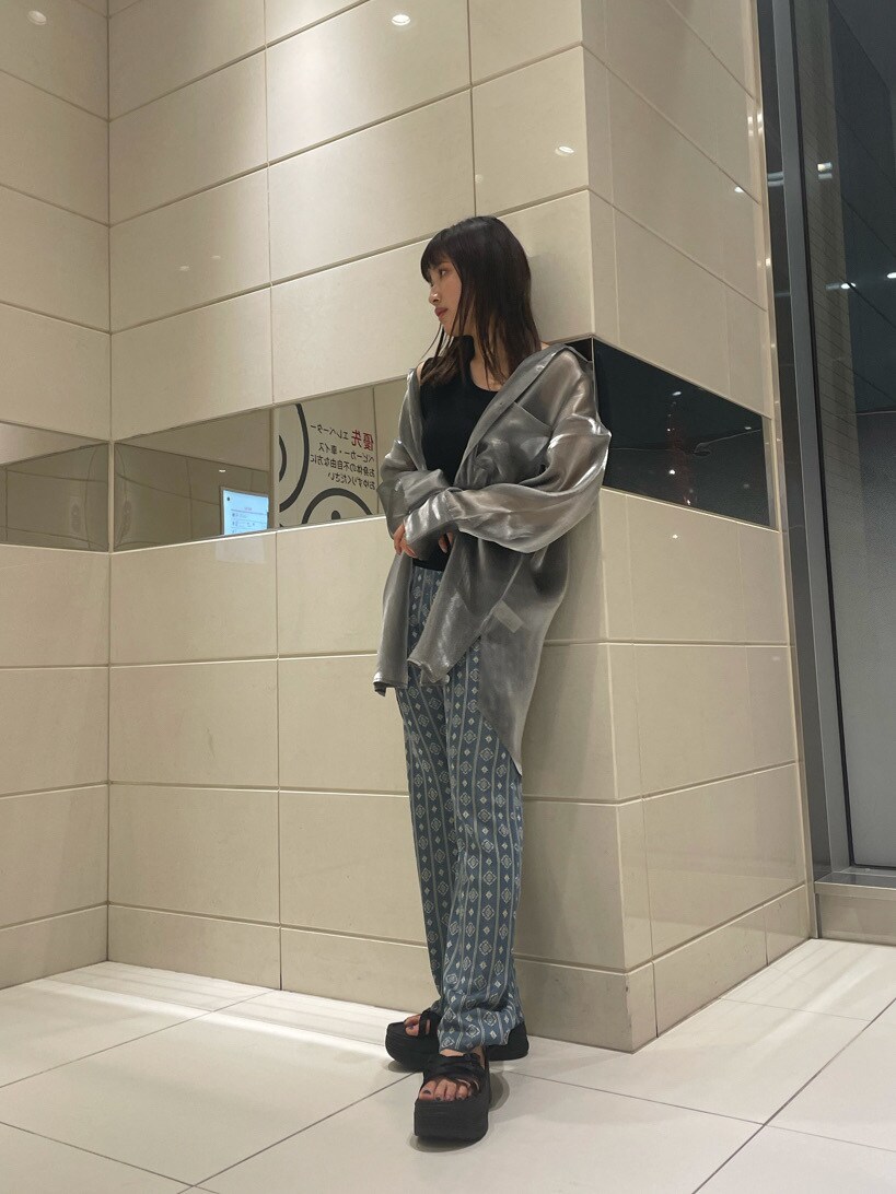 ブラック系のサンダル、ブラック系のニット/セーター、ブルー系のその他パンツを着用したレディースの春コーディネートの2枚目の写真