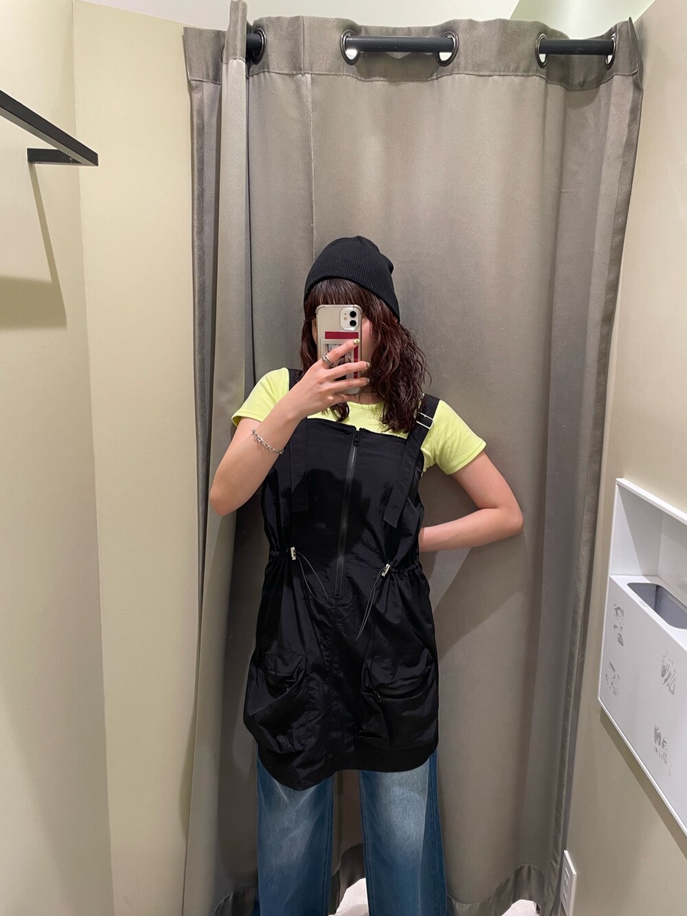 ブラック系のワンピース、ブルー系のデニムパンツ、ブラック系のサンダルを着用したレディースの春コーディネートの4枚目の写真