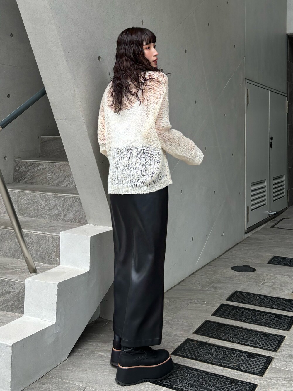 ホワイト系のニット/セーターを着用したレディースの秋コーディネートの3枚目の写真