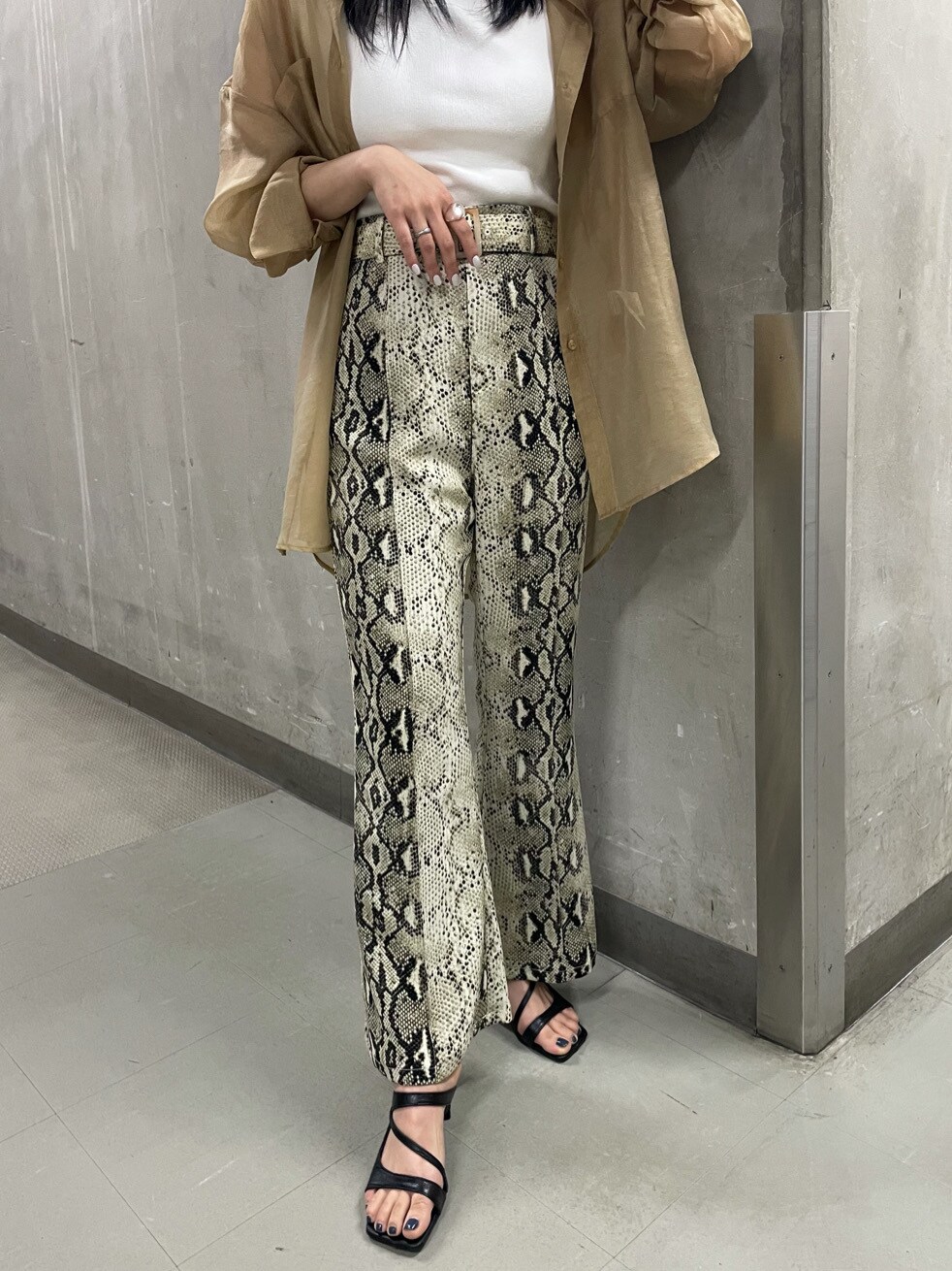 ブラウン系のシャツ/ブラウス、ブラック系のサンダル、その他のスラックスを着用したレディースの春コーディネートの5枚目の写真