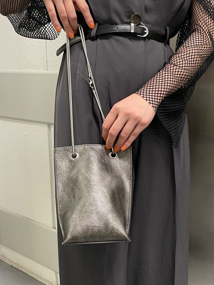 グレー系のつなぎ/オールインワン、ブラック系のTシャツ/カットソー、ブラック系のショルダーバッグを着用したレディースの夏コーディネートの8枚目の写真