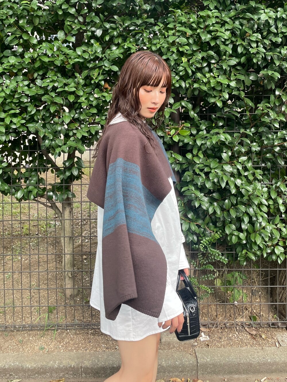 ブラック系のブーツ、その他のワンピースを着用したレディースの夏コーディネートの6枚目の写真