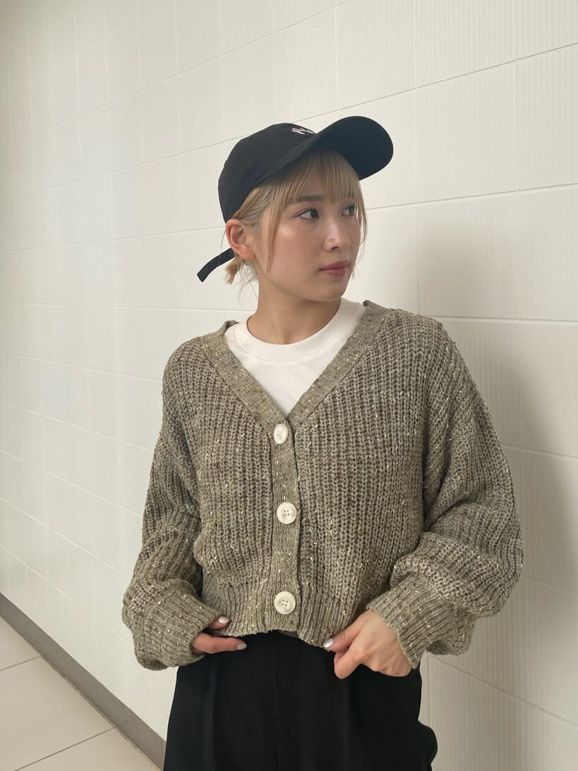 ブラック系のスラックス、ベージュ系のカーディガン/ボレロを着用したレディースの冬コーディネートの3枚目の写真