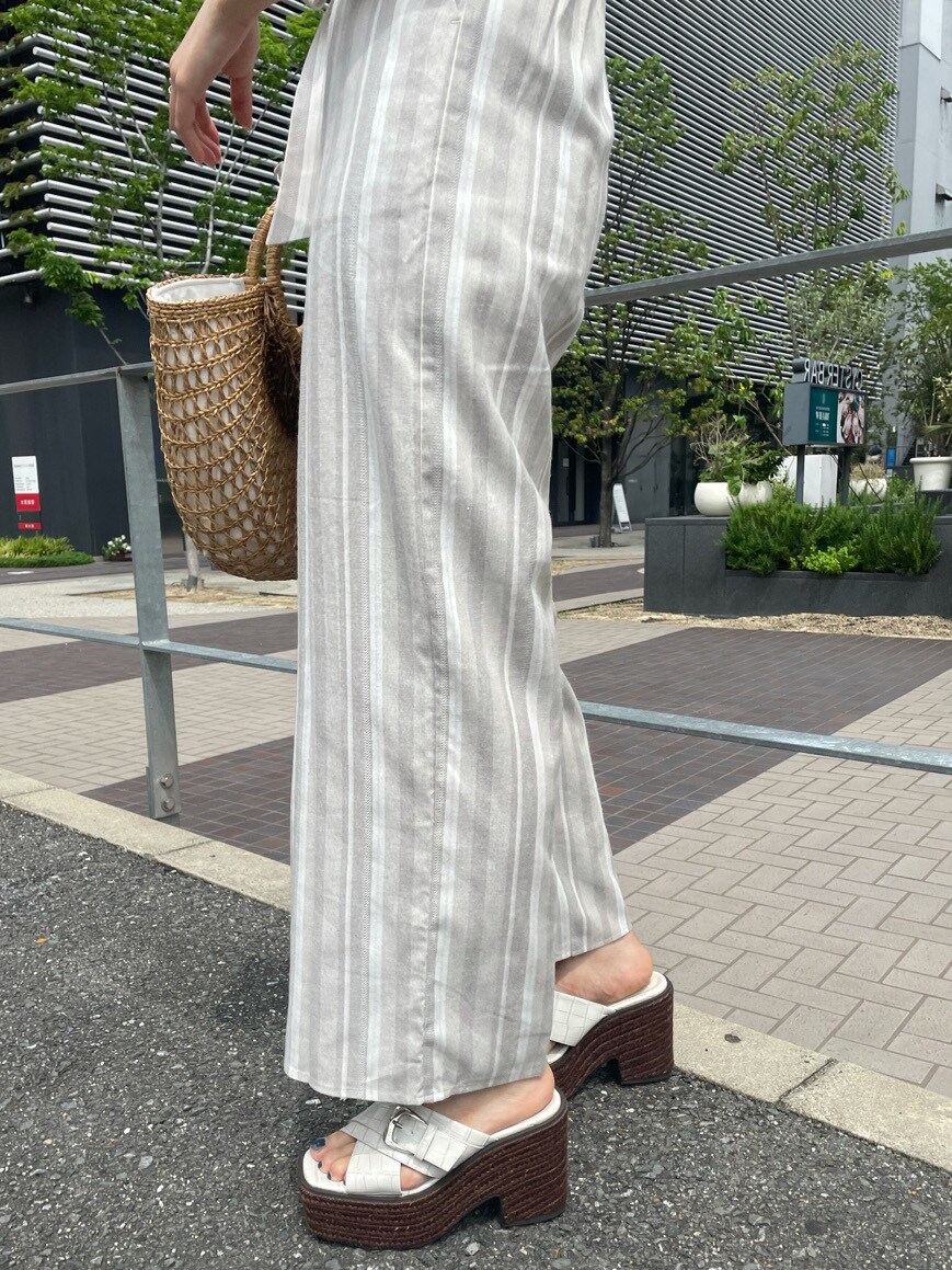 その他のつなぎ/オールインワン、ホワイト系のサンダル、ベージュ系のかごバッグを着用したレディースの夏コーディネートの8枚目の写真