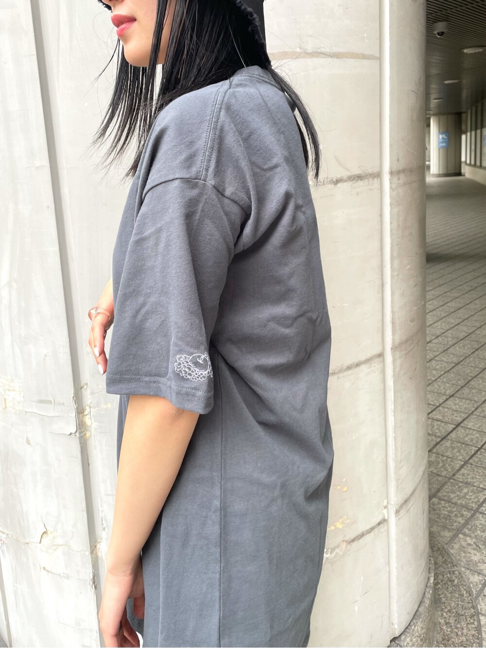 その他のTシャツ/カットソー、ブラック系のスカート、ブラック系のサンダルを着用したレディースの春コーディネートの4枚目の写真