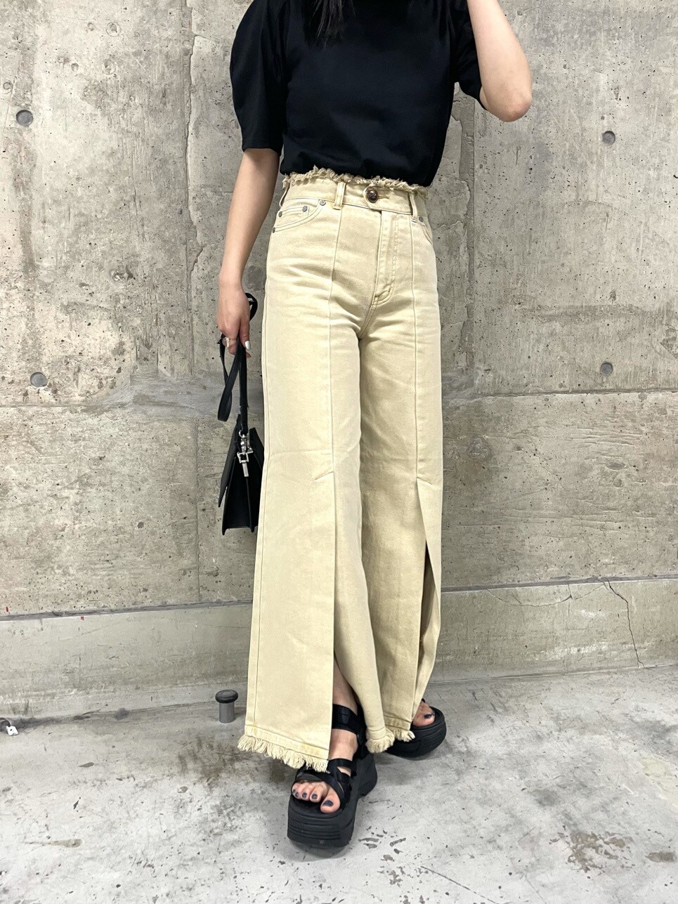 ブラック系のサンダル、ブラック系のハンドバッグ、イエロー系のその他パンツを着用したレディースの春コーディネートの6枚目の写真