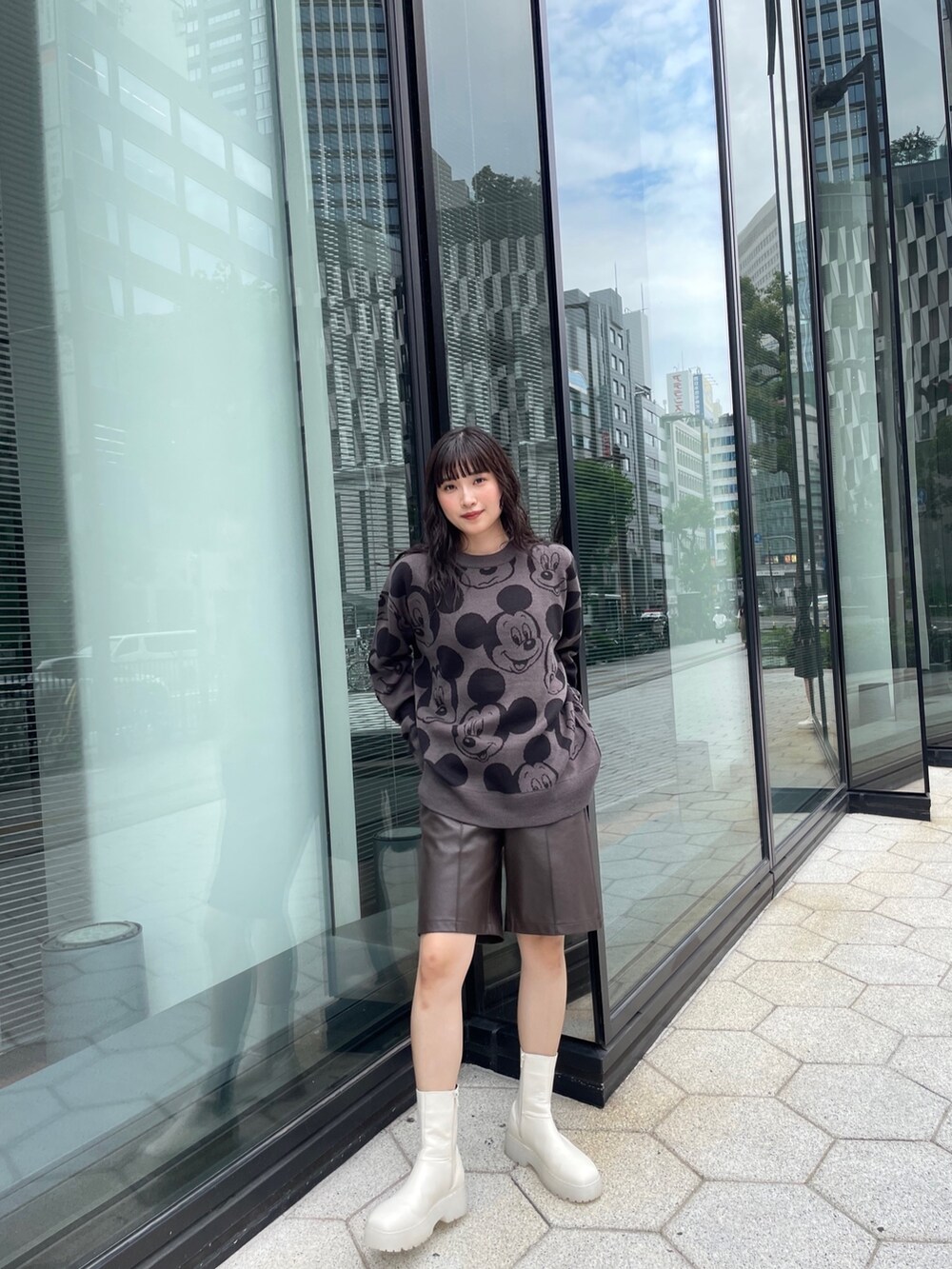 グレー系のニット/セーターを着用したレディースの秋コーディネートの3枚目の写真