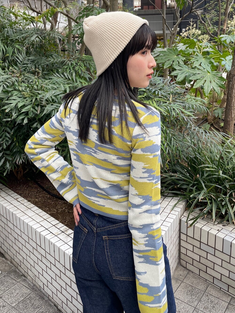 ブルー系のデニムパンツ、イエロー系のカーディガン/ボレロを着用したレディースの冬コーディネートの5枚目の写真