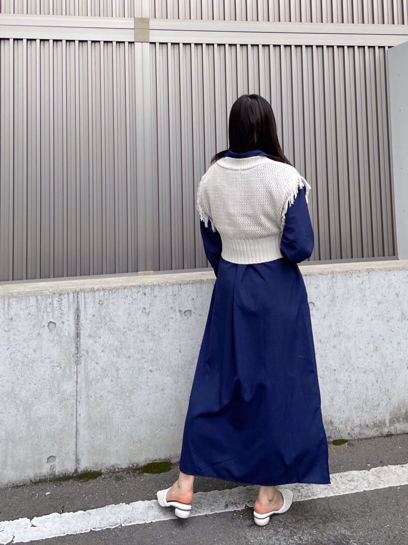 ブルー系のシャツ/ブラウス、ホワイト系のサンダル、グレー系のニット/セーターを着用したレディースの春コーディネートの3枚目の写真