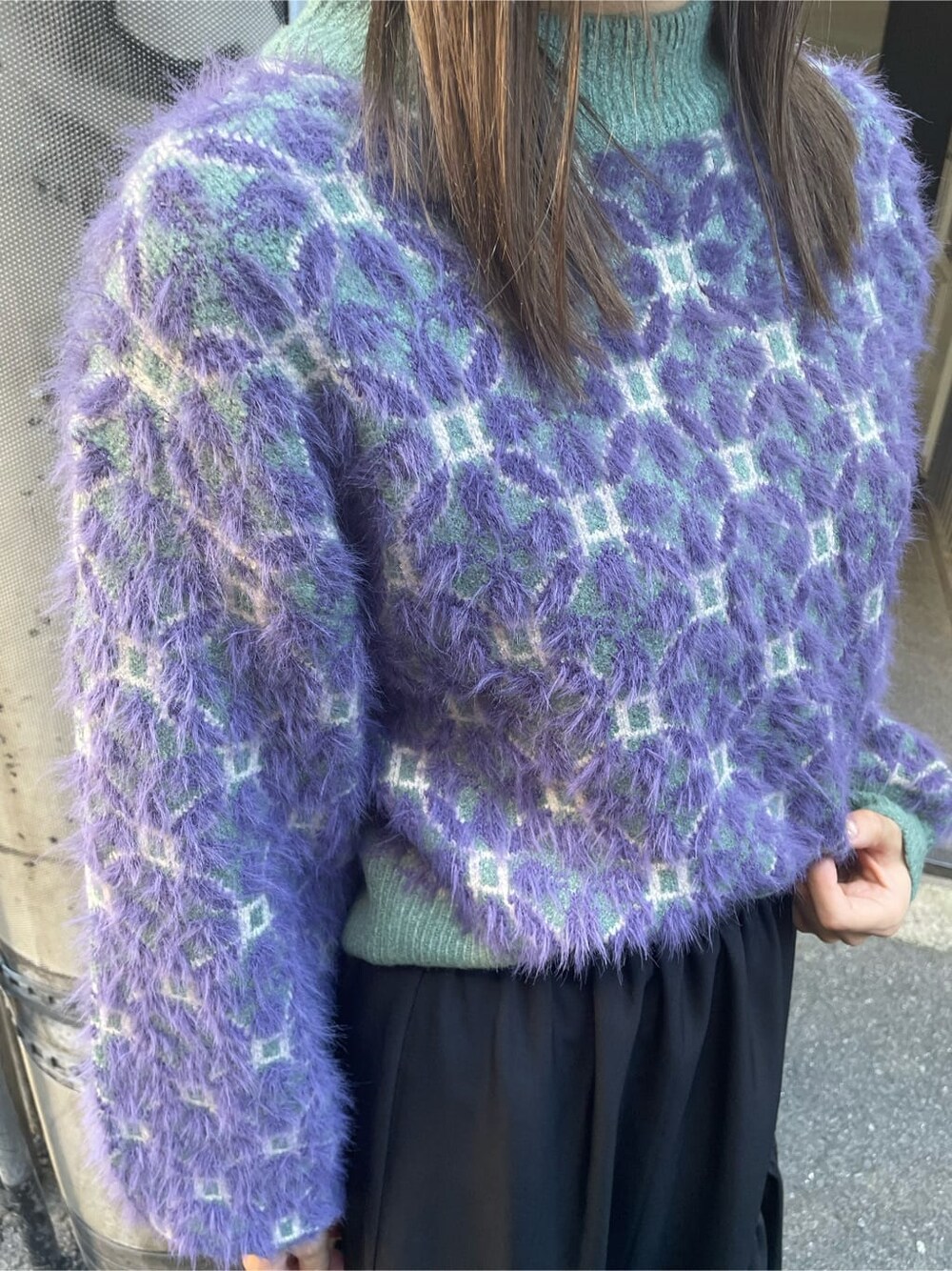 ブラック系のブーツ、ブラック系のスカート、パープル系のニット/セーターを着用したレディースの秋コーディネートの5枚目の写真