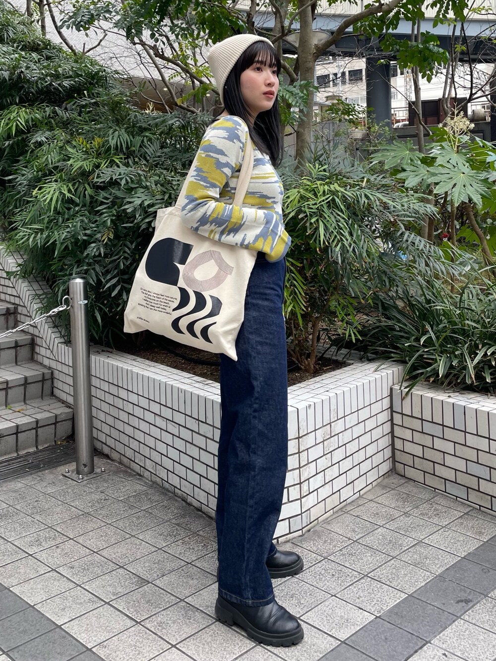 ブルー系のデニムパンツ、イエロー系のカーディガン/ボレロを着用したレディースの冬コーディネートの3枚目の写真