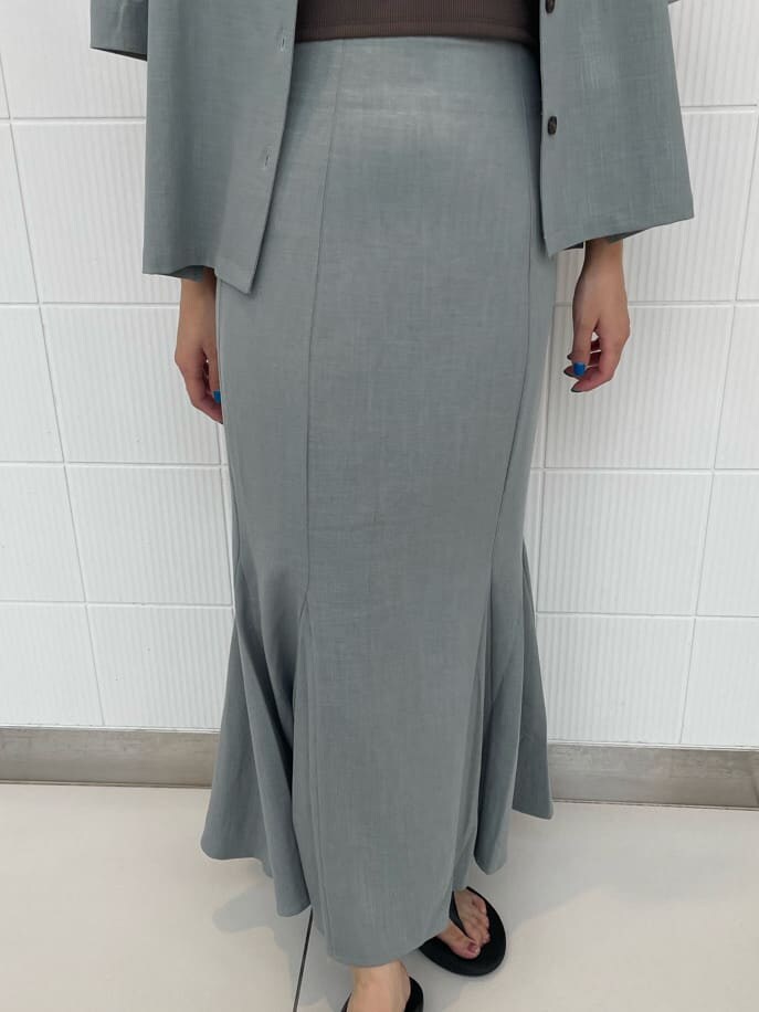 ブルー系のシャツ/ブラウス、ブルー系のスカートを着用したレディースの夏コーディネートの8枚目の写真