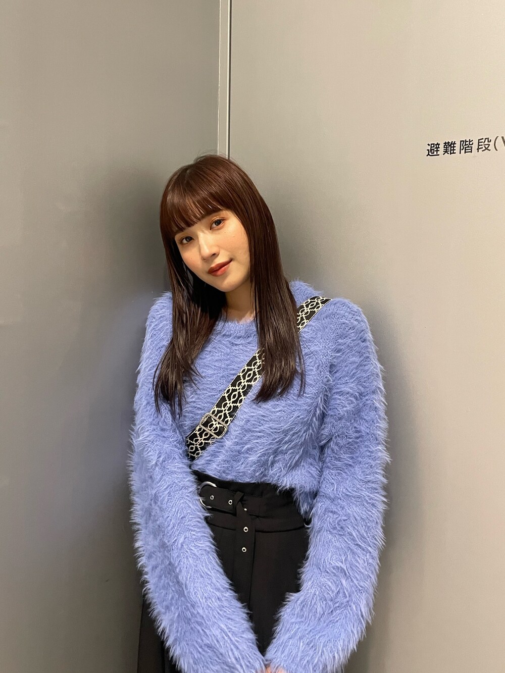 ブルー系のニット/セーター、ブラック系のその他パンツを着用したレディースの秋コーディネートの3枚目の写真