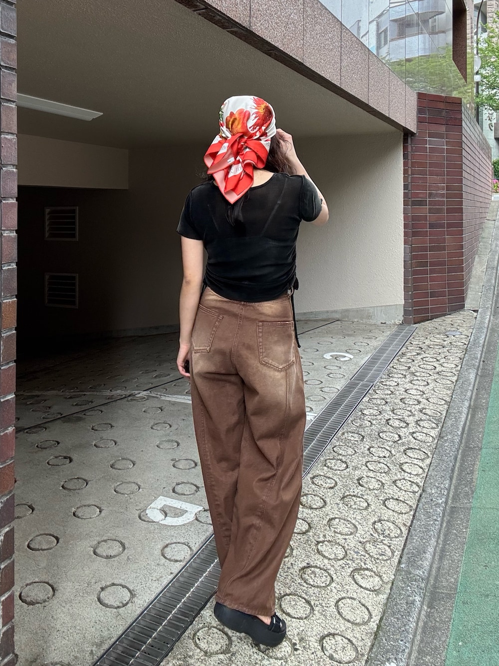 ブラック系のサンダル、ブラウン系のデニムパンツ、ブラック系のTシャツ/カットソーを着用したレディースの春コーディネートの2枚目の写真