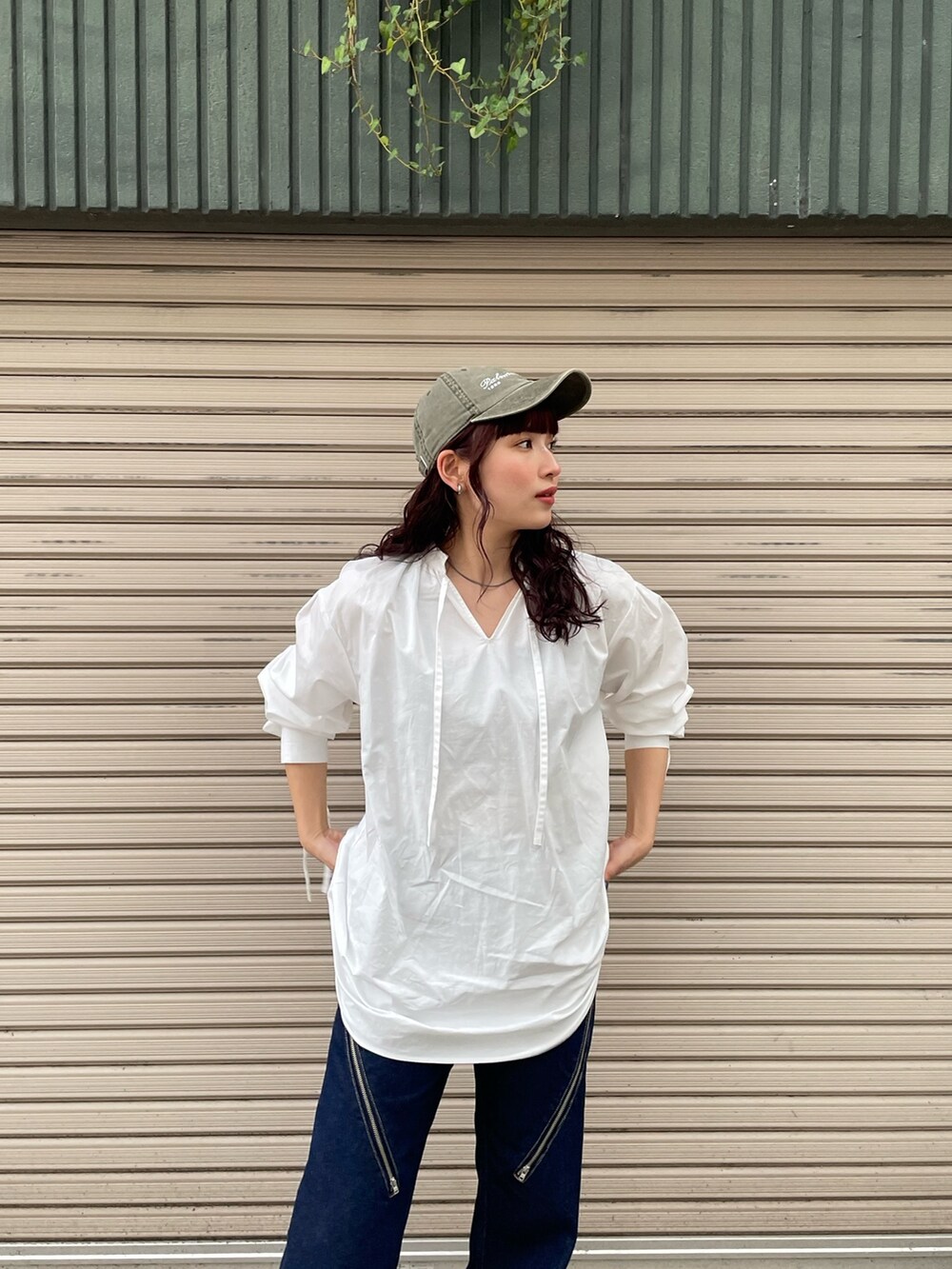 ブルー系のデニムパンツ、ホワイト系のシャツ/ブラウスを着用したレディースの冬コーディネートの3枚目の写真