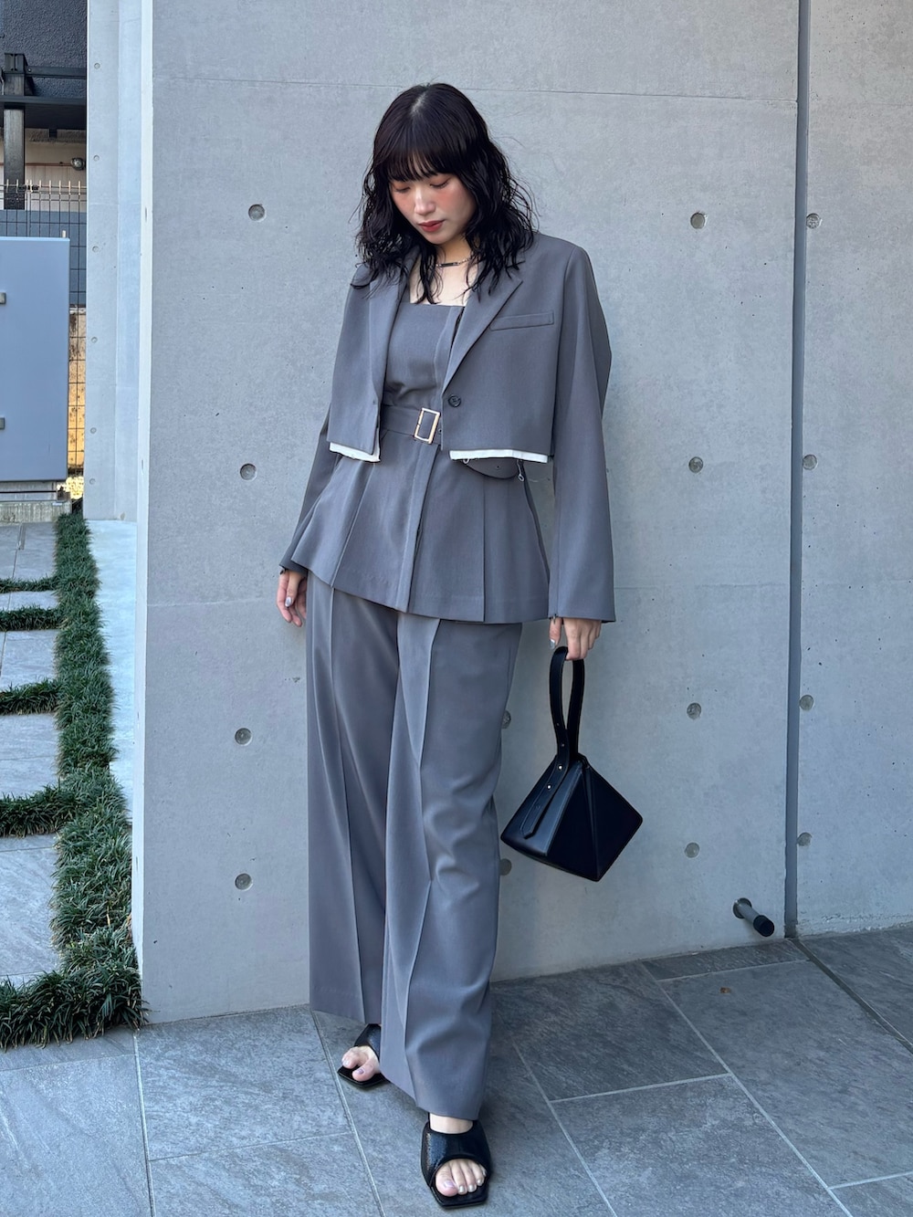 グレー系のテーラードジャケット、グレー系のベスト、グレー系のその他パンツを着用したレディースの冬コーディネートの2枚目の写真