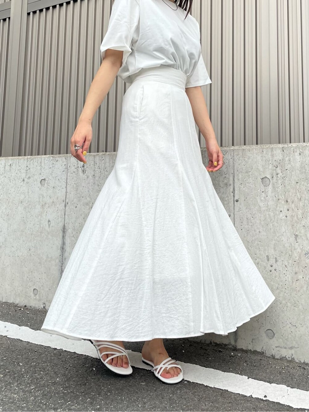 ホワイト系のスカート、ホワイト系のサンダル、ホワイト系のTシャツ/カットソーを着用したレディースの夏コーディネートの9枚目の写真