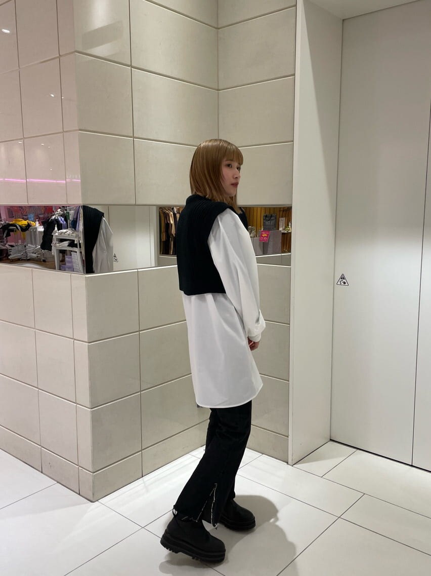 ブラック系のデニムパンツ、ホワイト系のワンピースを着用したレディースの冬コーディネートの3枚目の写真