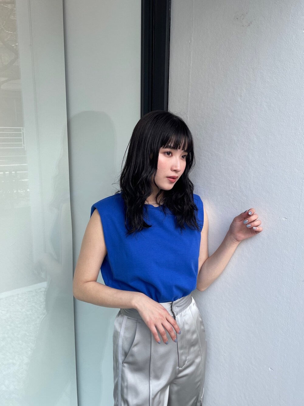 ブルー系のTシャツ/カットソー、グレー系のスウェットパンツ、ブラック系のサンダルを着用したレディースの春コーディネートの3枚目の写真