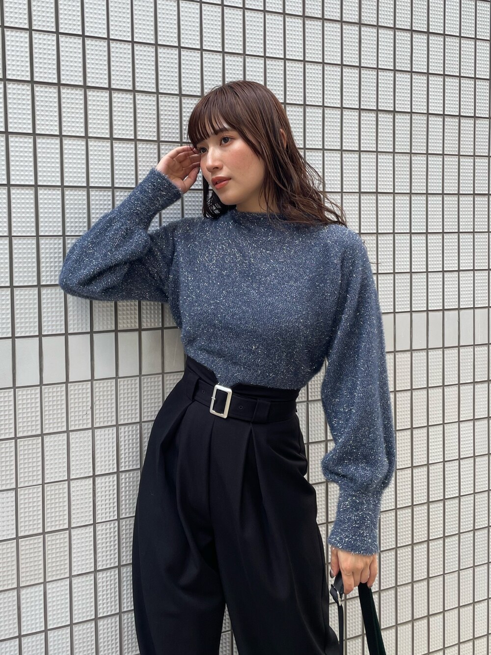 ブルー系のニット/セーター、ブラック系のその他パンツを着用したレディースの秋コーディネートの3枚目の写真