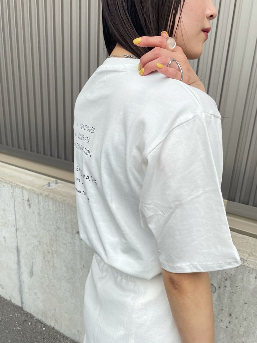 ホワイト系のスカート、ホワイト系のサンダル、ホワイト系のTシャツ/カットソーを着用したレディースの夏コーディネートの7枚目の写真
