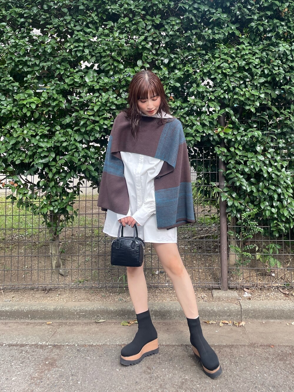 ブラック系のブーツ、その他のワンピースを着用したレディースの夏コーディネートの3枚目の写真