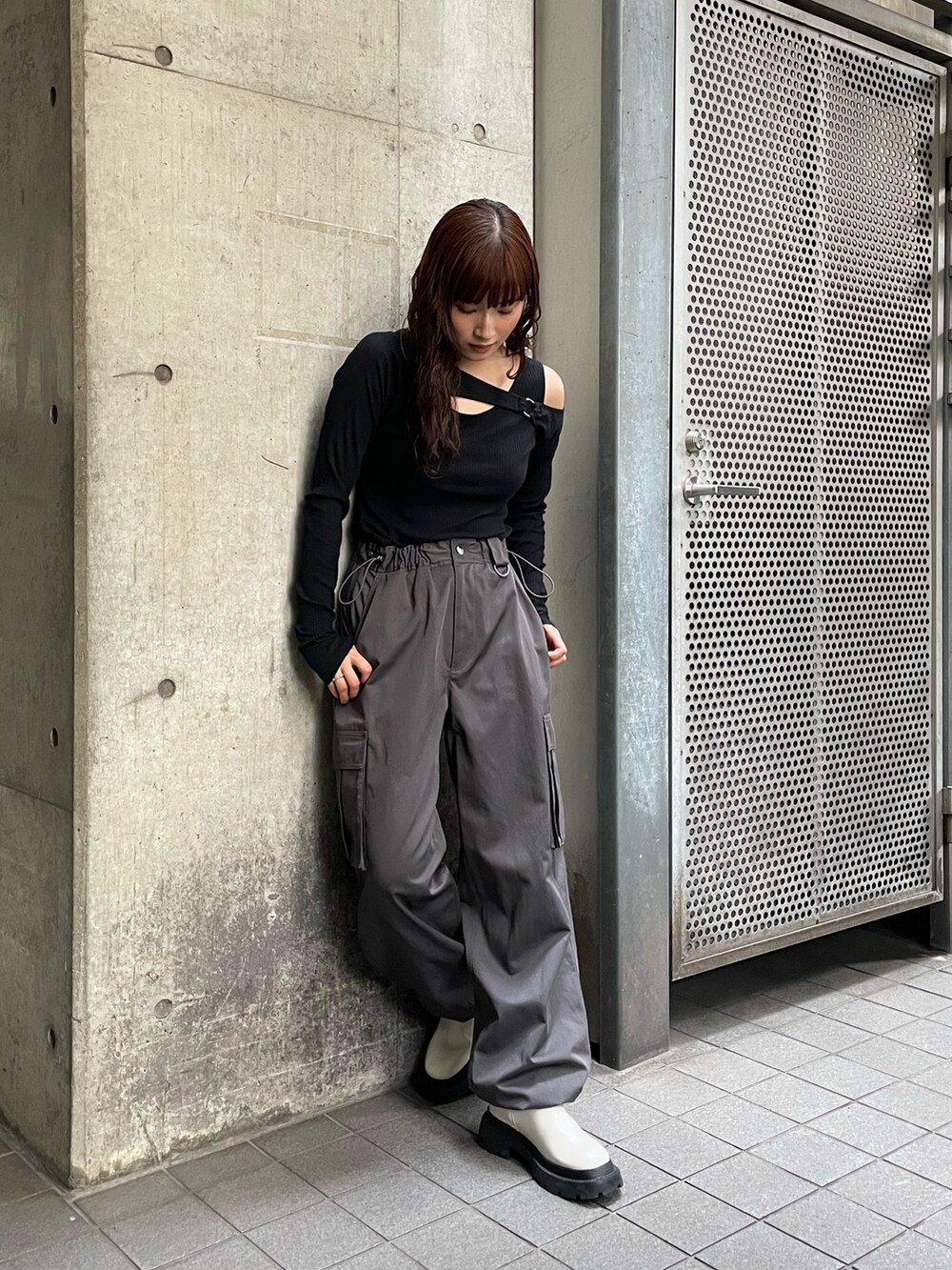 ブラック系のTシャツ/カットソー、グレー系のカーゴパンツを着用したレディースの秋コーディネートの2枚目の写真