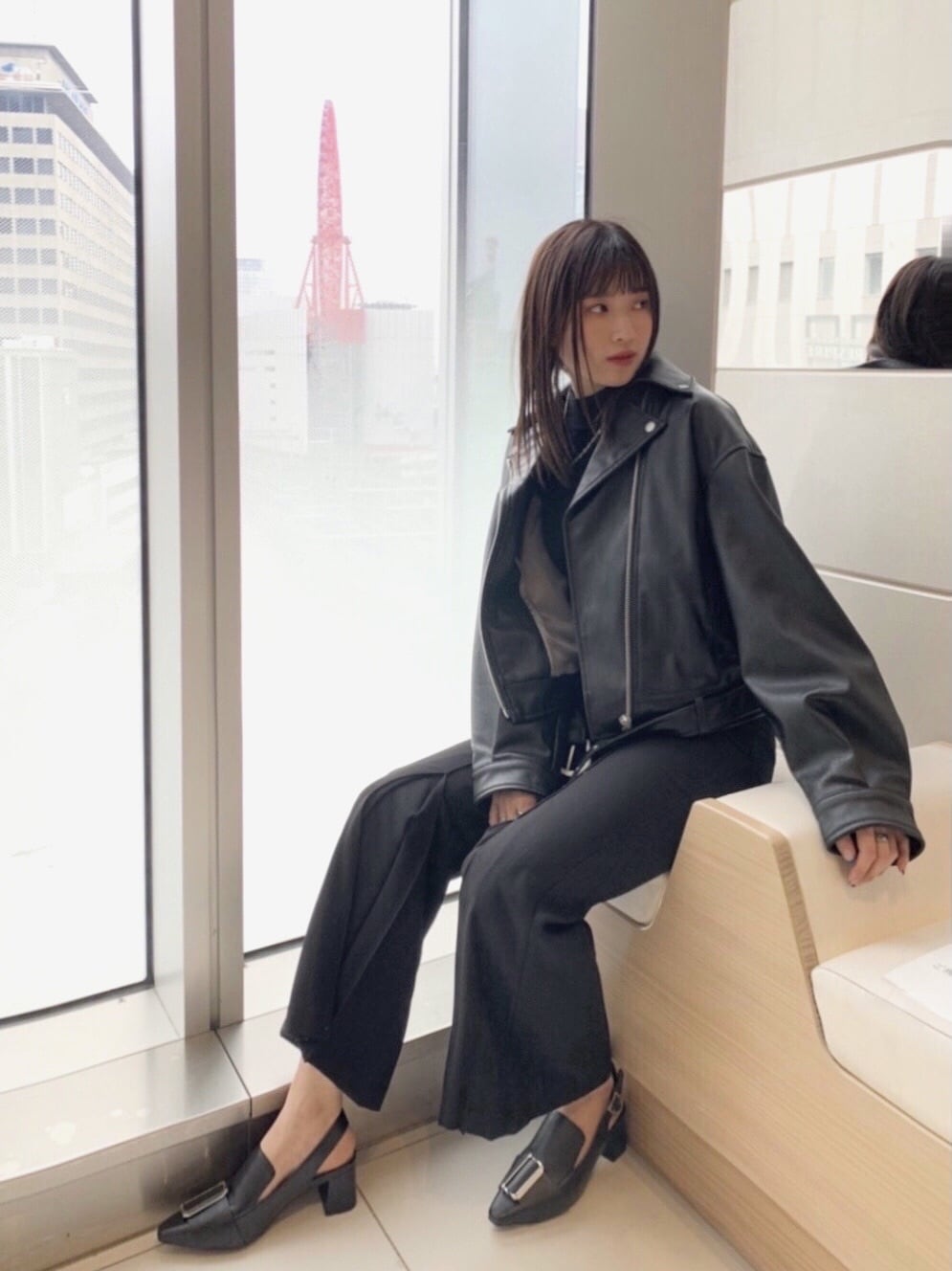 ブラック系のその他パンツ、ブラック系のパンプス、ブラック系のライダースジャケットを着用したレディースの冬コーディネートの4枚目の写真