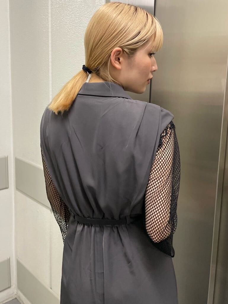 グレー系のつなぎ/オールインワン、ブラック系のTシャツ/カットソー、ブラック系のショルダーバッグを着用したレディースの夏コーディネートの5枚目の写真