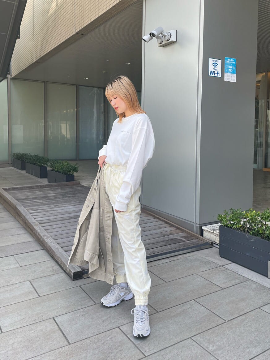 ベージュ系のデニムジャケット、その他のその他パンツ、ホワイト系のTシャツ/カットソーを着用したレディースの春コーディネートの3枚目の写真