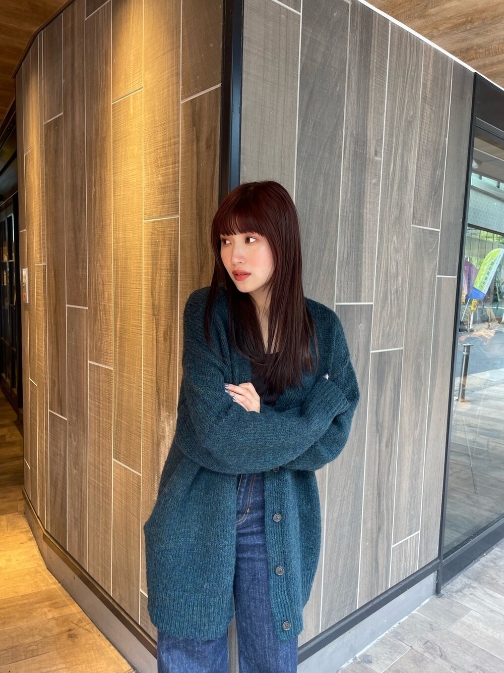 グリーン系のカーディガン/ボレロを着用したレディースの秋コーディネートの2枚目の写真