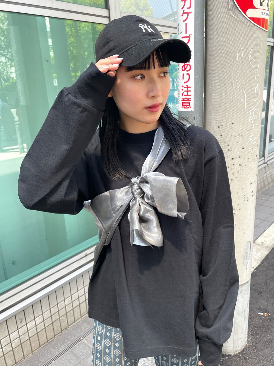 ブラック系のTシャツ/カットソー、グレー系のシャツ/ブラウス、ブルー系のその他パンツを着用したレディースの春コーディネートの3枚目の写真