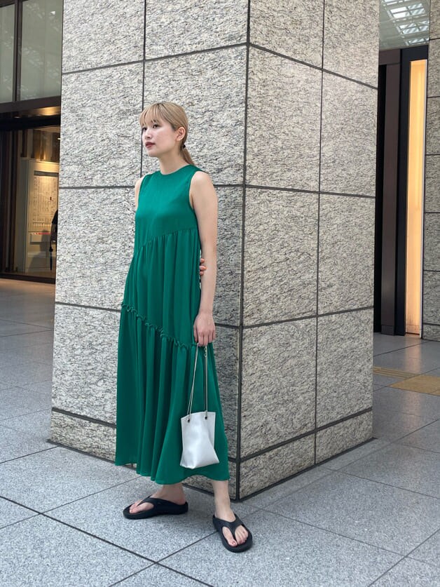 グリーン系のワンピース、ホワイト系のショルダーバッグを着用したレディースの夏コーディネートの2枚目の写真