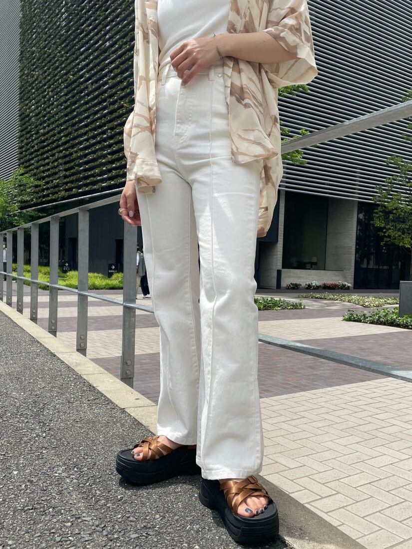 ホワイト系のその他パンツ、その他のシャツ/ブラウス、ベージュ系のサンダルを着用したレディースの夏コーディネートの7枚目の写真