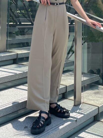 ベージュ系のつなぎ/オールインワン、ブラック系のサンダルを着用したレディースの夏コーディネートの8枚目の写真