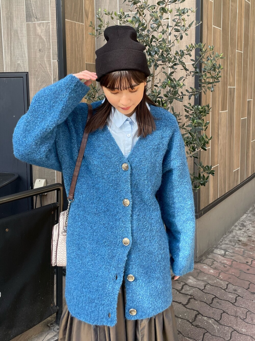 その他のショルダーバッグ、ブルー系のカーディガン/ボレロを着用したレディースの秋コーディネートの5枚目の写真