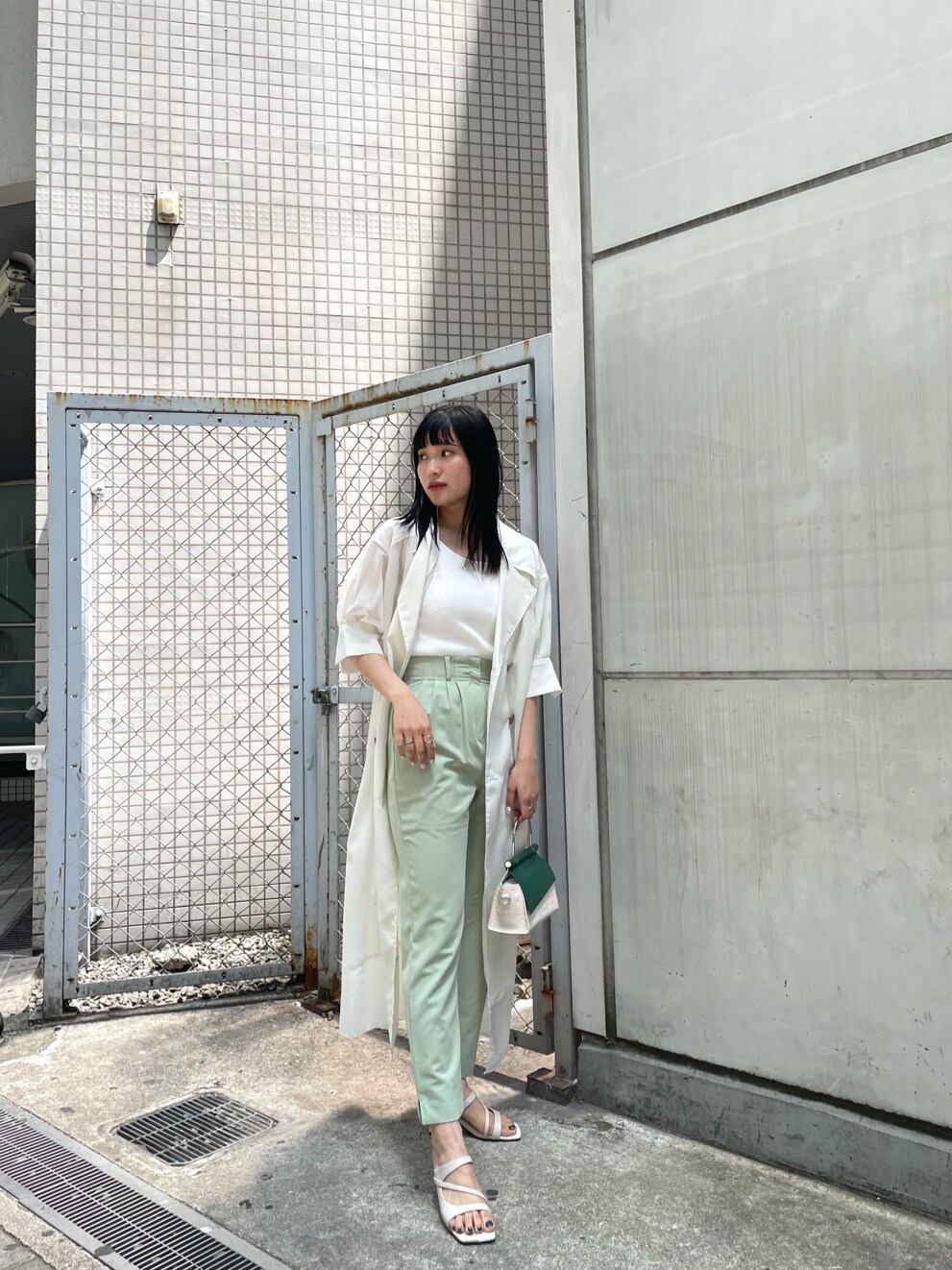 グリーン系のその他パンツ、ホワイト系のトレンチコート、ホワイト系のサンダルを着用したレディースの春コーディネートの3枚目の写真