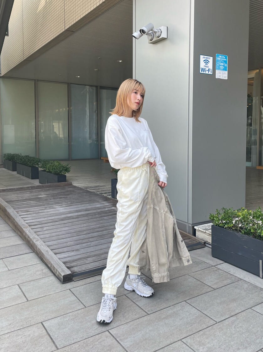 ベージュ系のデニムジャケット、その他のその他パンツ、ホワイト系のTシャツ/カットソーを着用したレディースの春コーディネートの2枚目の写真